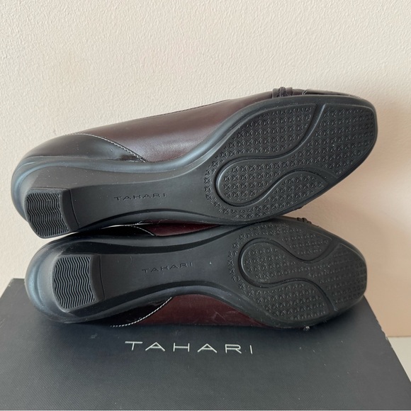 Tahari Dark Brown Leather and Patent Trim Low Heel Flats. Size: 8 - Picture 8 of 9